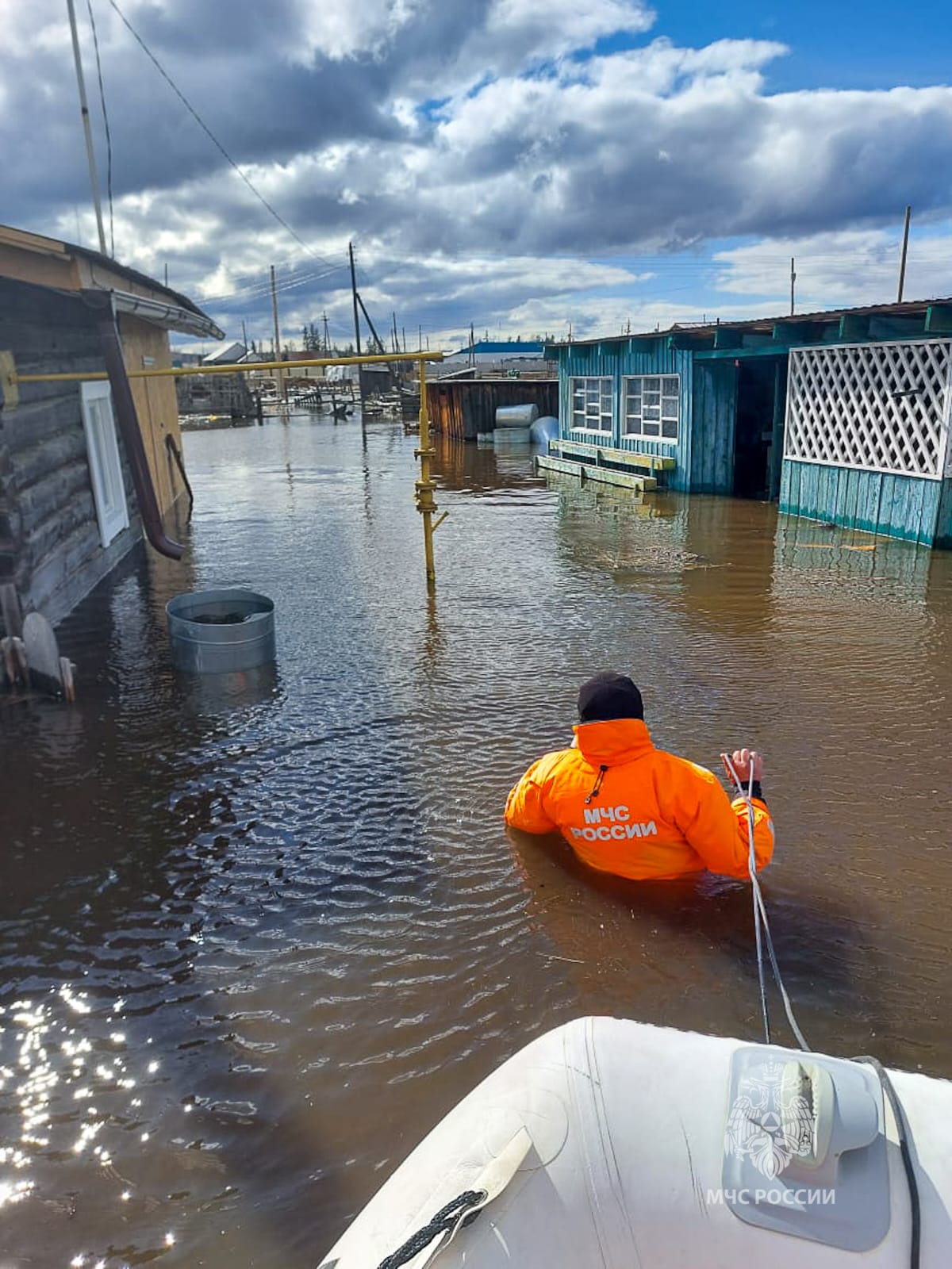 Еще почти 30 жилых участков подтопило в Намском улусе за последние сутки, около 500 домов в воде. В зоне бедствия — 16 сел улуса