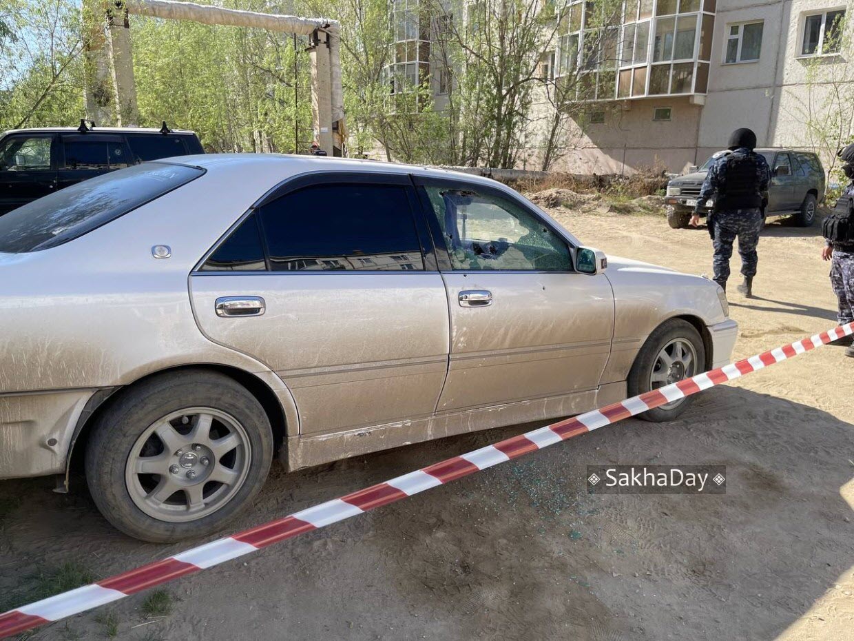 В Якутске мужчина открыл стрельбу с балкона жилого дома. Он целился в  припаркованные машины