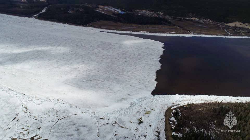 Уровень воды в реке Лена у города Ленска упал на 3,5 метра. В ближайшие сутки ледоход начнется у Олекминска