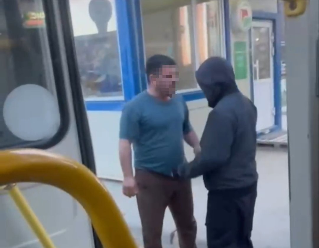 В Якутске водитель автобуса ответил на жалобу, что толкнул подростка из-за оскорбления