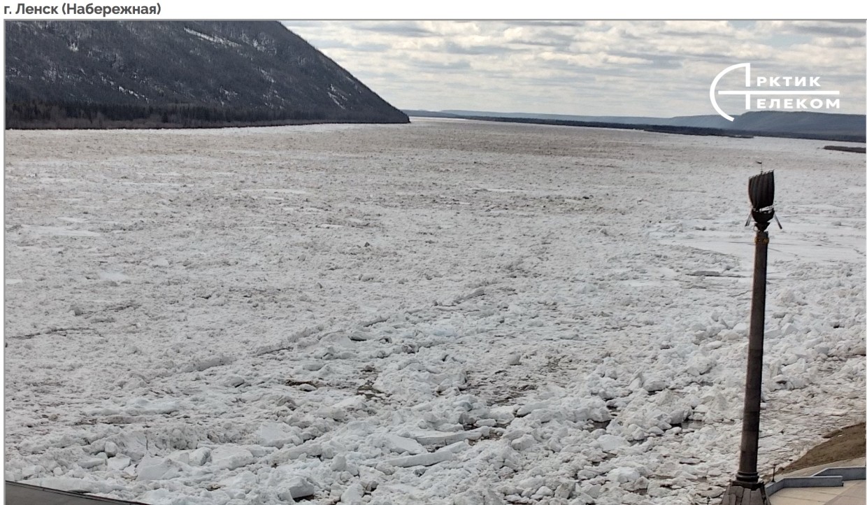 Затор льда образовался на реке Лена у Ленска. Уровень воды превысил норму на 90 сантиметров