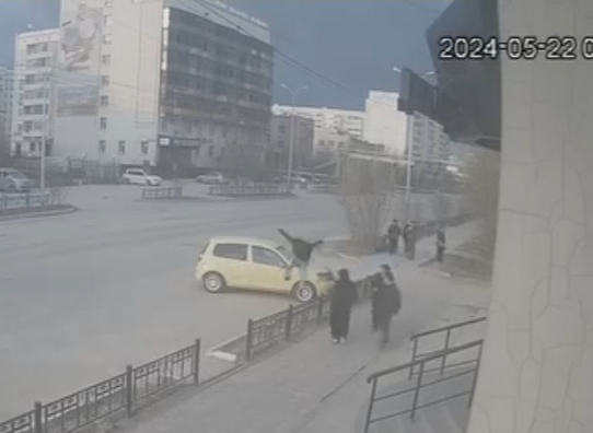 «Разбил стекло»: В Якутске владельцам авто стоит опасаться «паркурщиков»