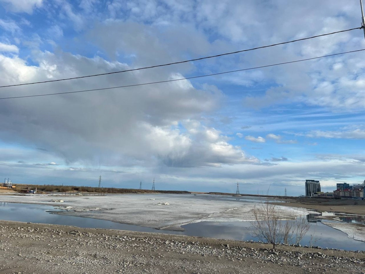 Подвижки льда начались у города Якутска