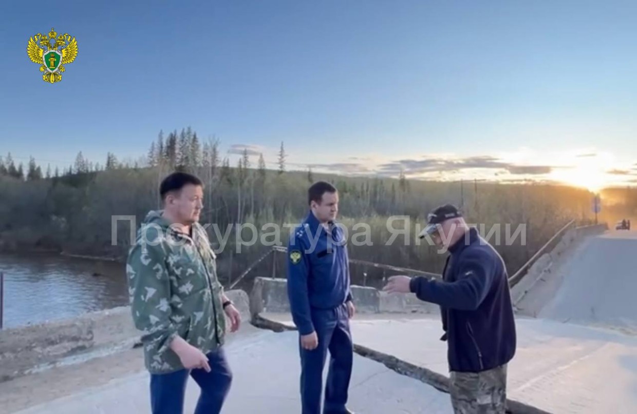 Прокуратура организовала проверку по факту обрушения моста через реку Селигдар