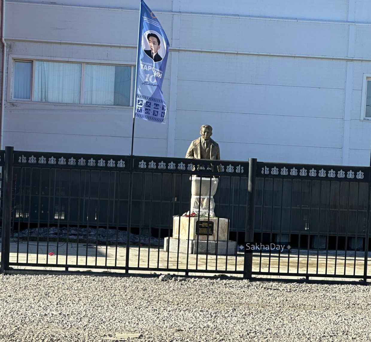 Скульптуре Николая Тарского пообещали удлинить ноги