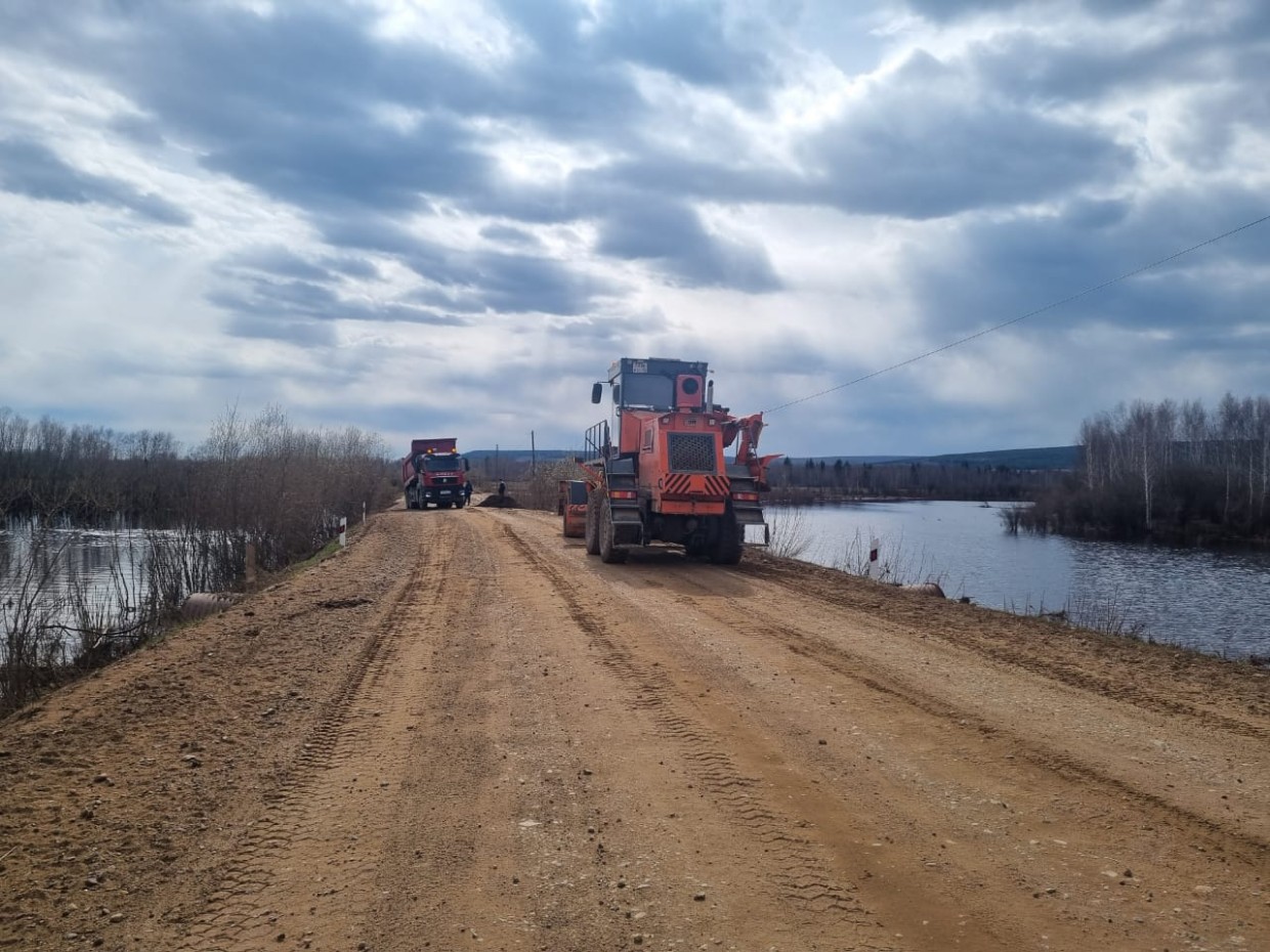 «Дороги Олекмы» приступила к восстановлению размытых участков автодороги «Умнас»
