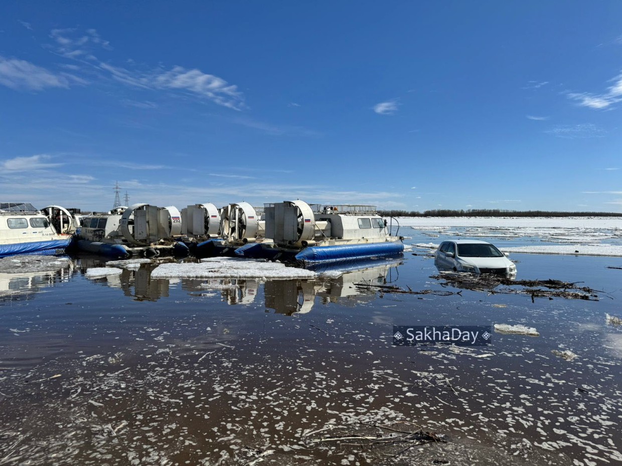 Видеофакт: В Якутске спасли автомобили, ушедшие под воду из-за паводка