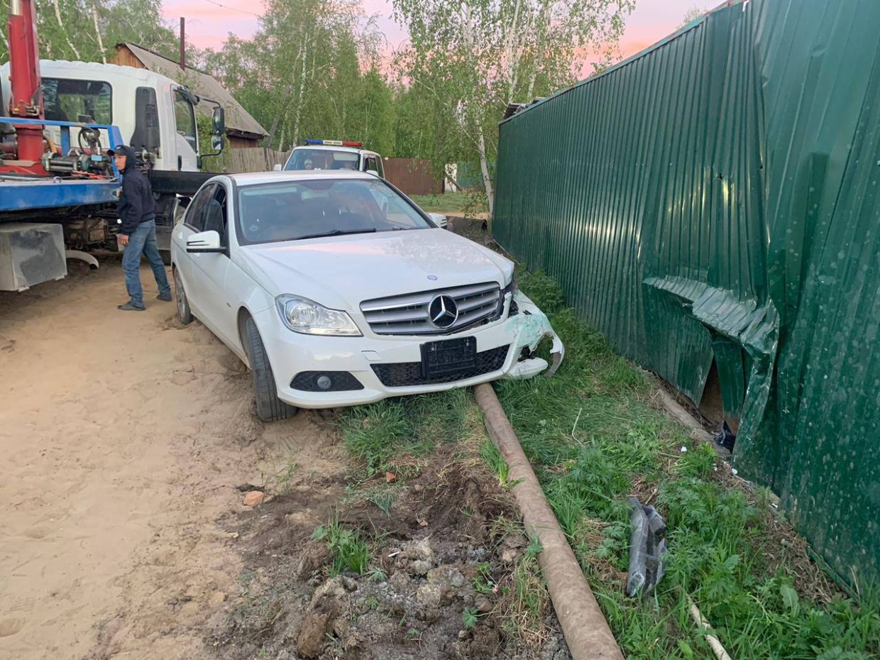 В Якутске водитель совершил наезд на забор