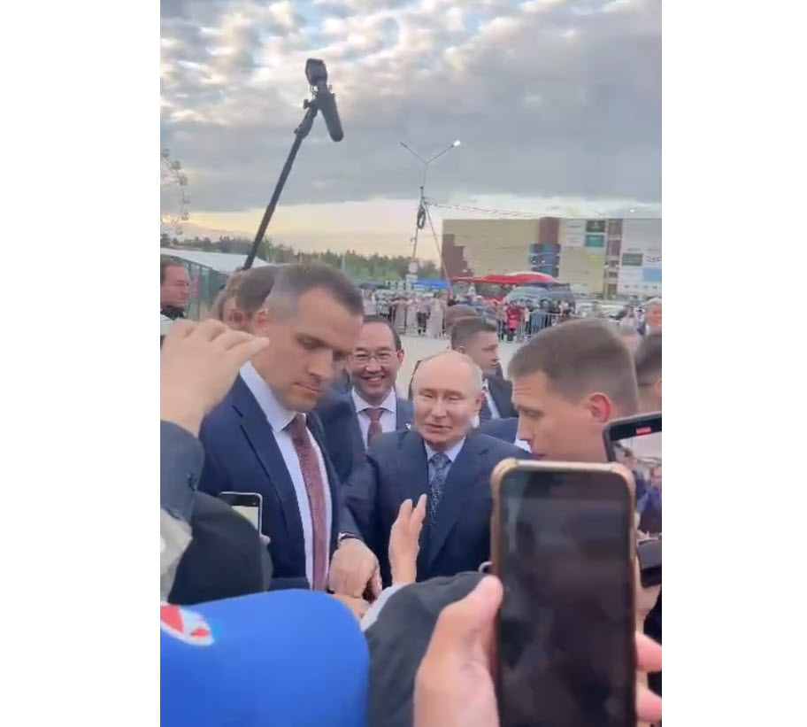 Видеофакт: Путин вышел из кортежа в Якутске