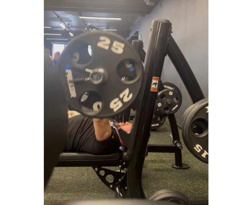 Мэр Якутска опубликовал видео, как он жмет железо