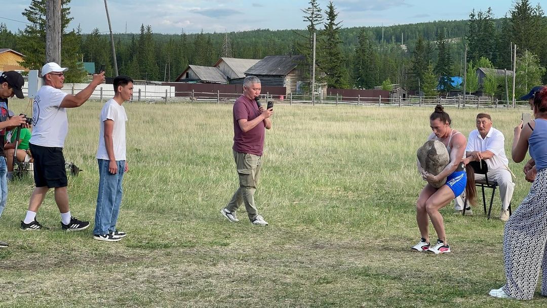 В Якутии впервые прошли соревнования по переноске камня среди женщин