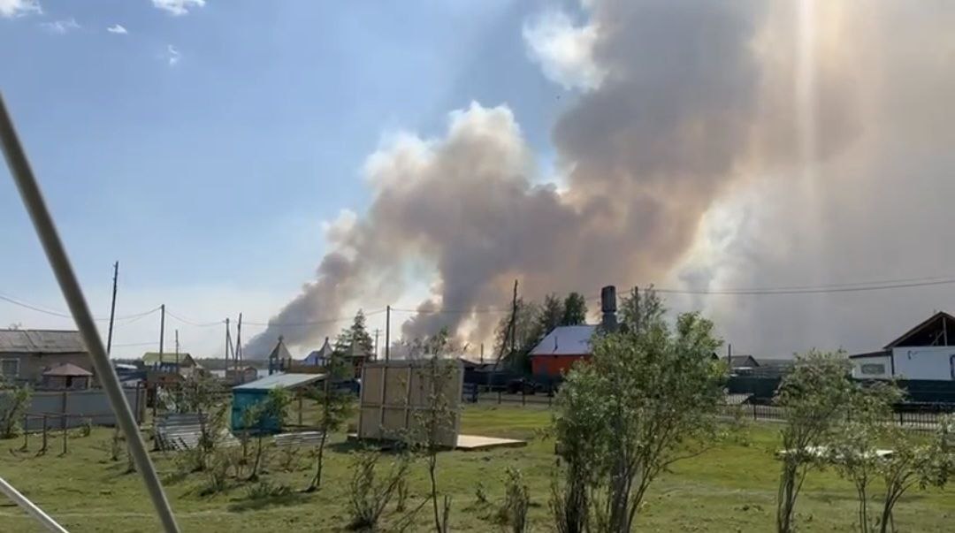 Глава Среднеколымского улуса Иван Лаптев сообщил, что пожар может подойти к селу Сылгы-Ыытар с другой стороны