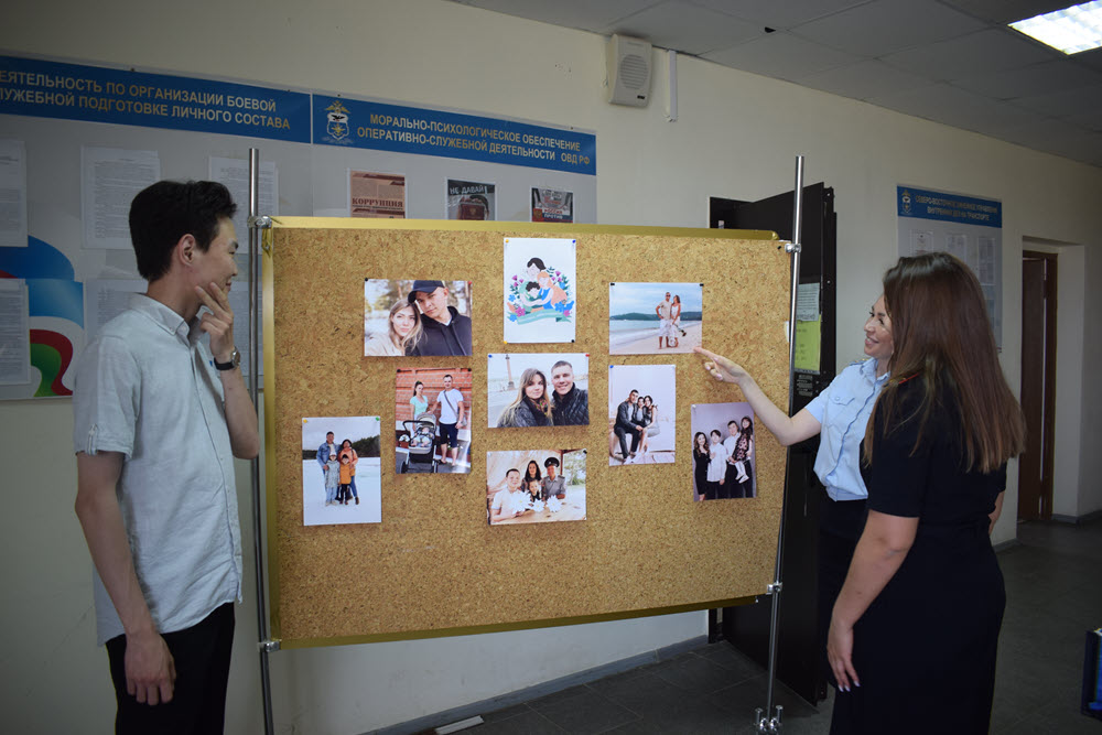 В здании якутской транспортной полиции распахнула свои двери новая фотовыставка «Полицейская семья»