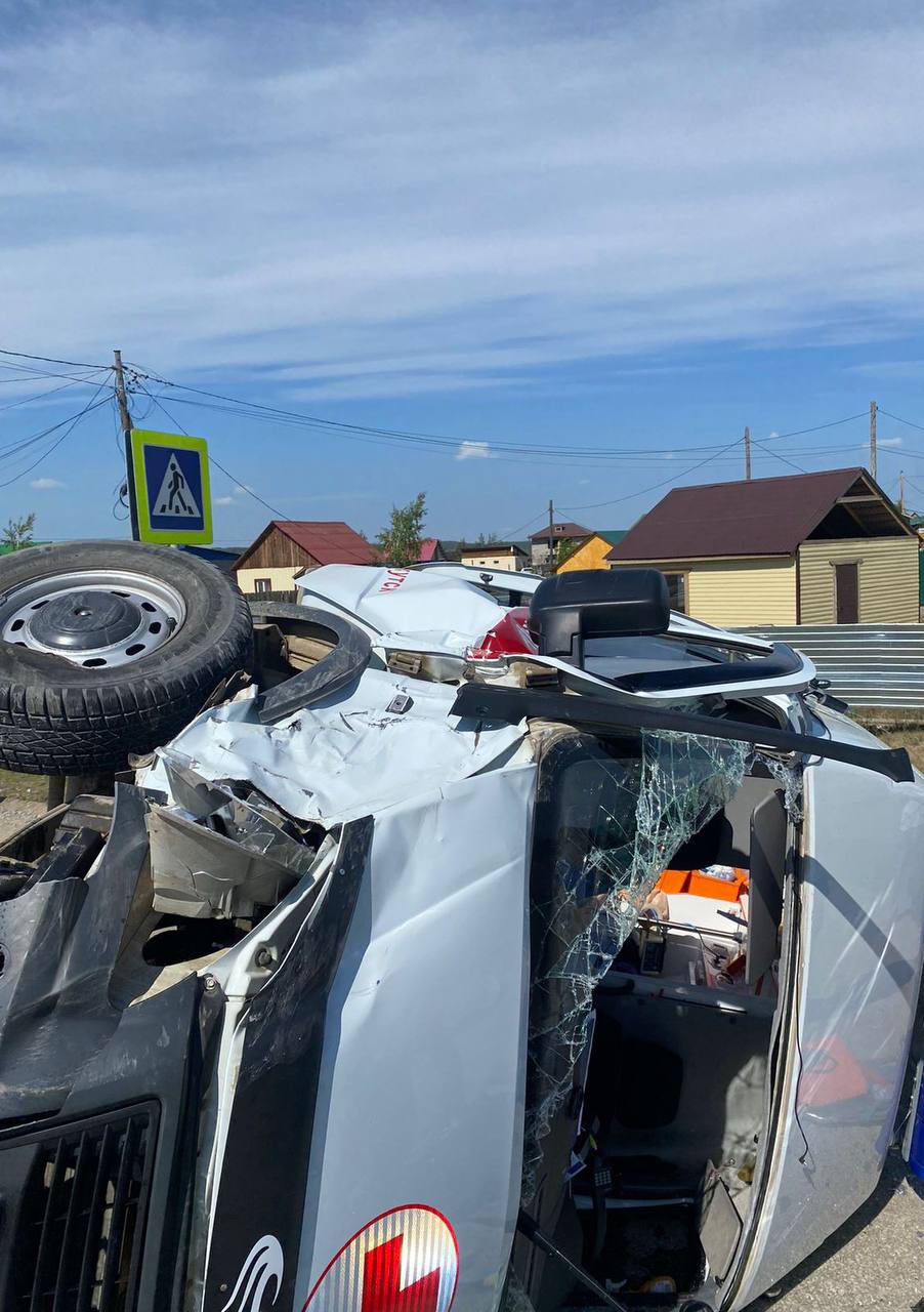 Бригада медиков пострадала при ДТП в пригороде Якутска. Они ехали на вызов