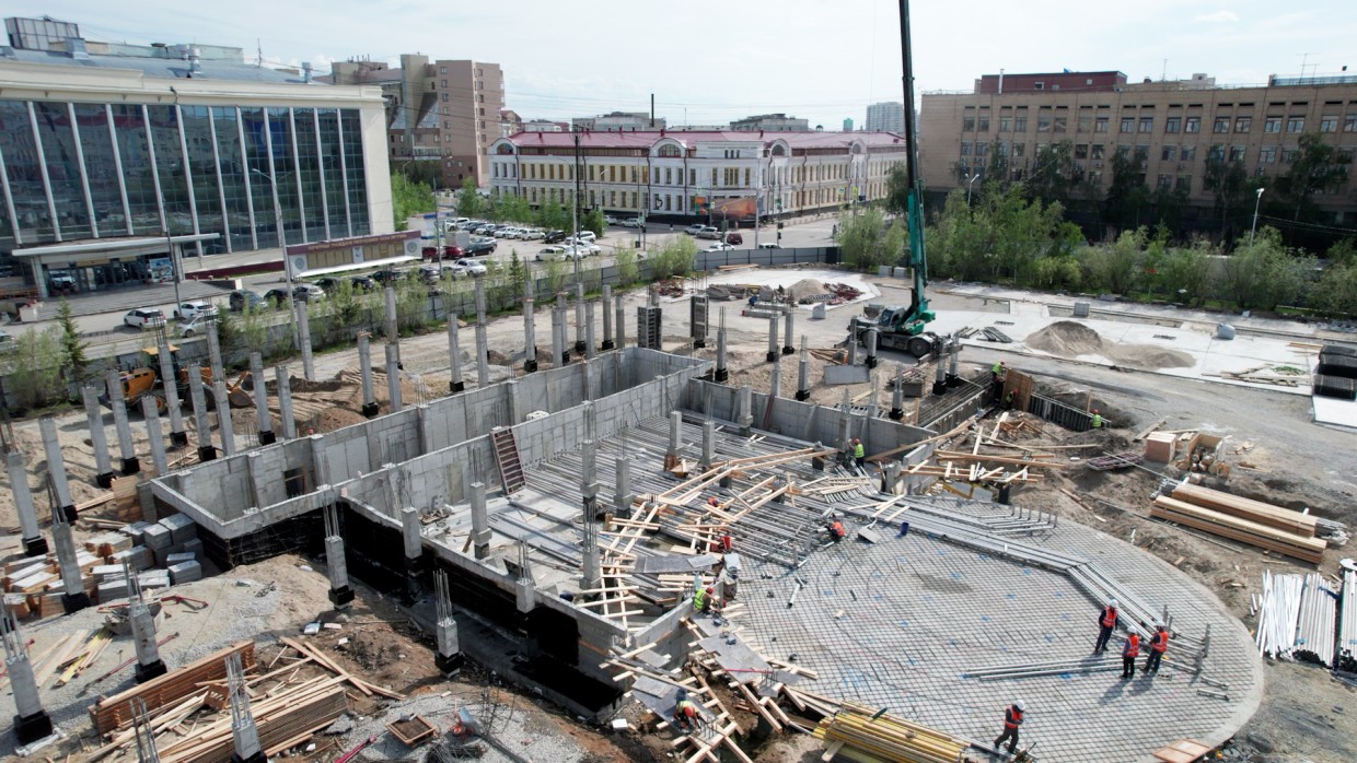 Бригада из Китая приступила к шефмонтажу фонтана на пл. Ленина