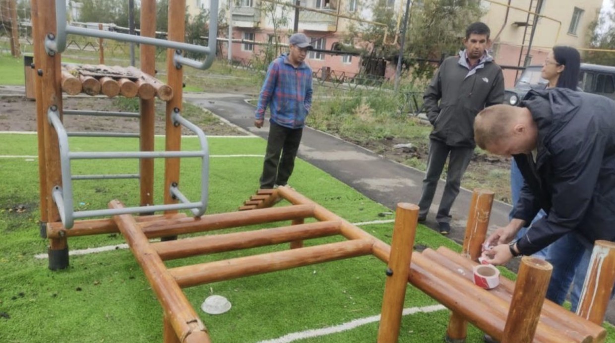 Голосовому помощнику "Айта" жаловались на опасную детскую площадку в Якутске, но безрезультатно