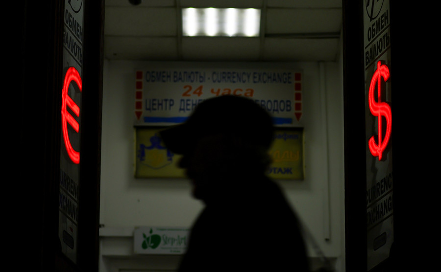 В Якутске резко поднялся курс обмена доллара — валюту продают за 132,4 рубля