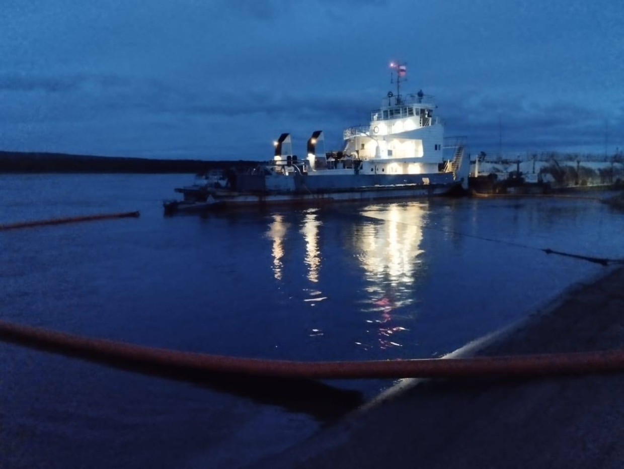 Судно ЛОРПа допустило разлив нефтепродуктов в реку Лена