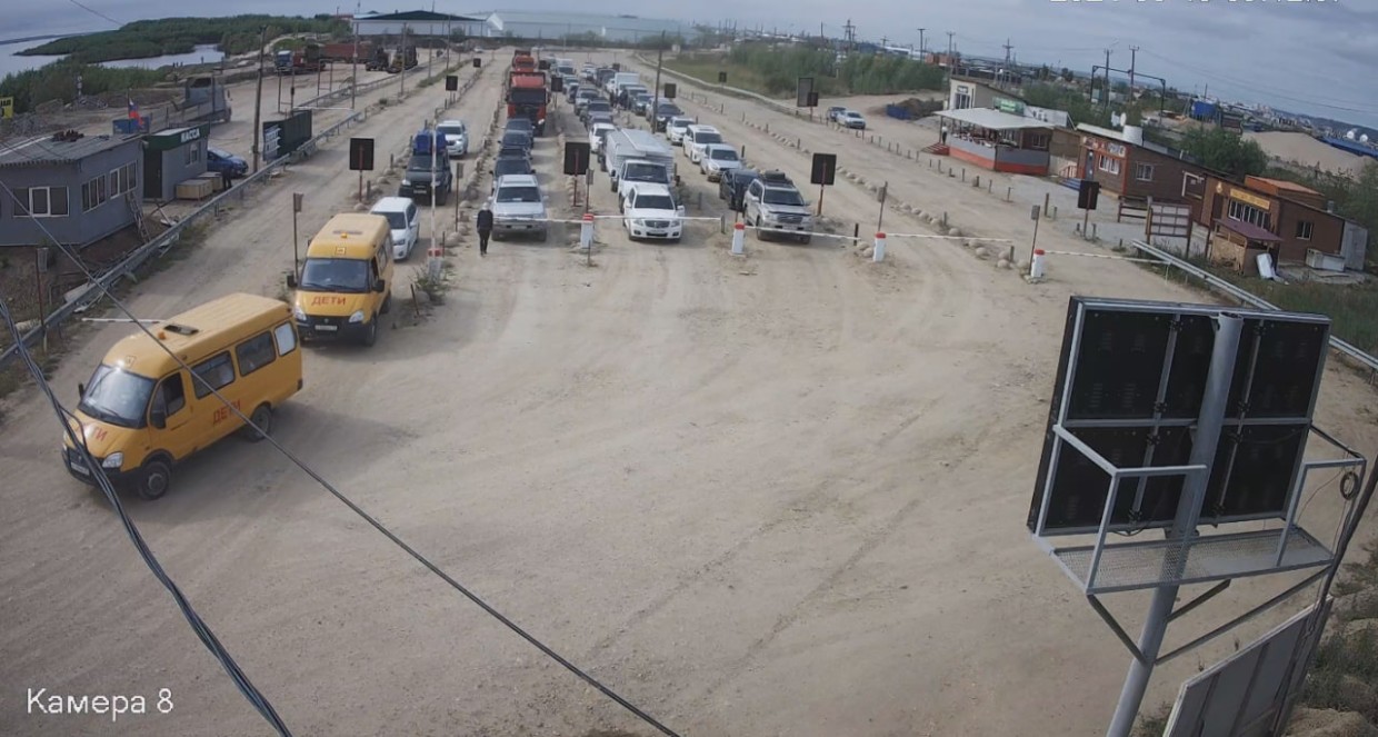 Власти Якутии обещают 14 паромов на переправе Якутск-Нижний Бестях. На деле их в два раза меньше