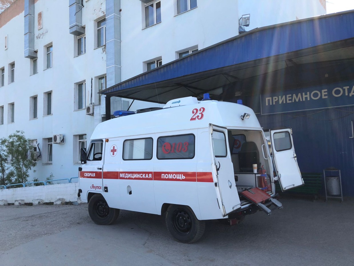 В Якутске строитель, упавший с высоты восьми метров, сломал руку