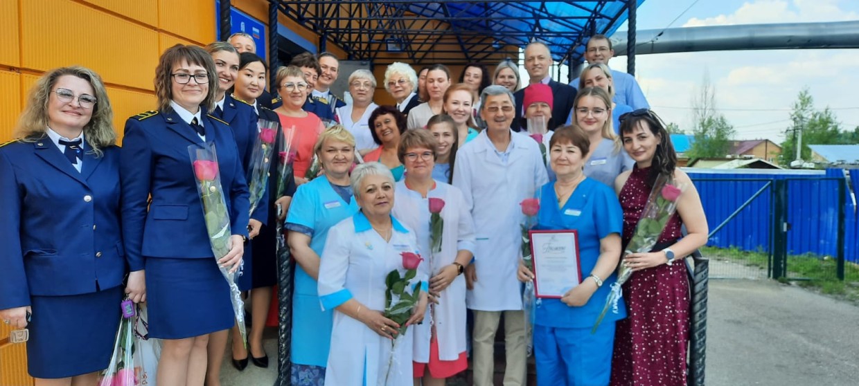 Сотрудников Медцентра АО «АК «ЖДЯ» поздравили с профессиональным праздником.
