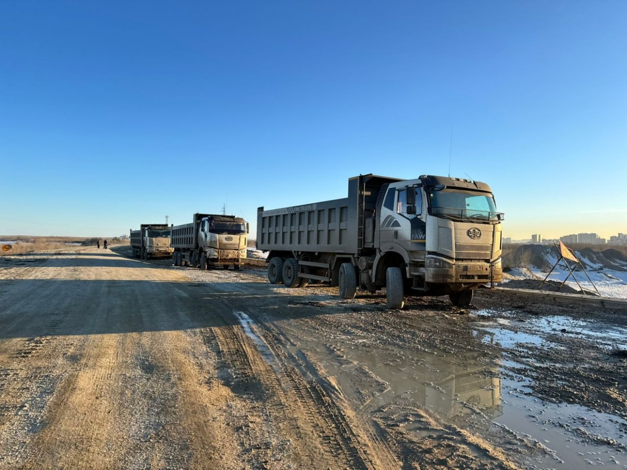 Мэр Якутска призвал водителей самосвалов уважать горожан