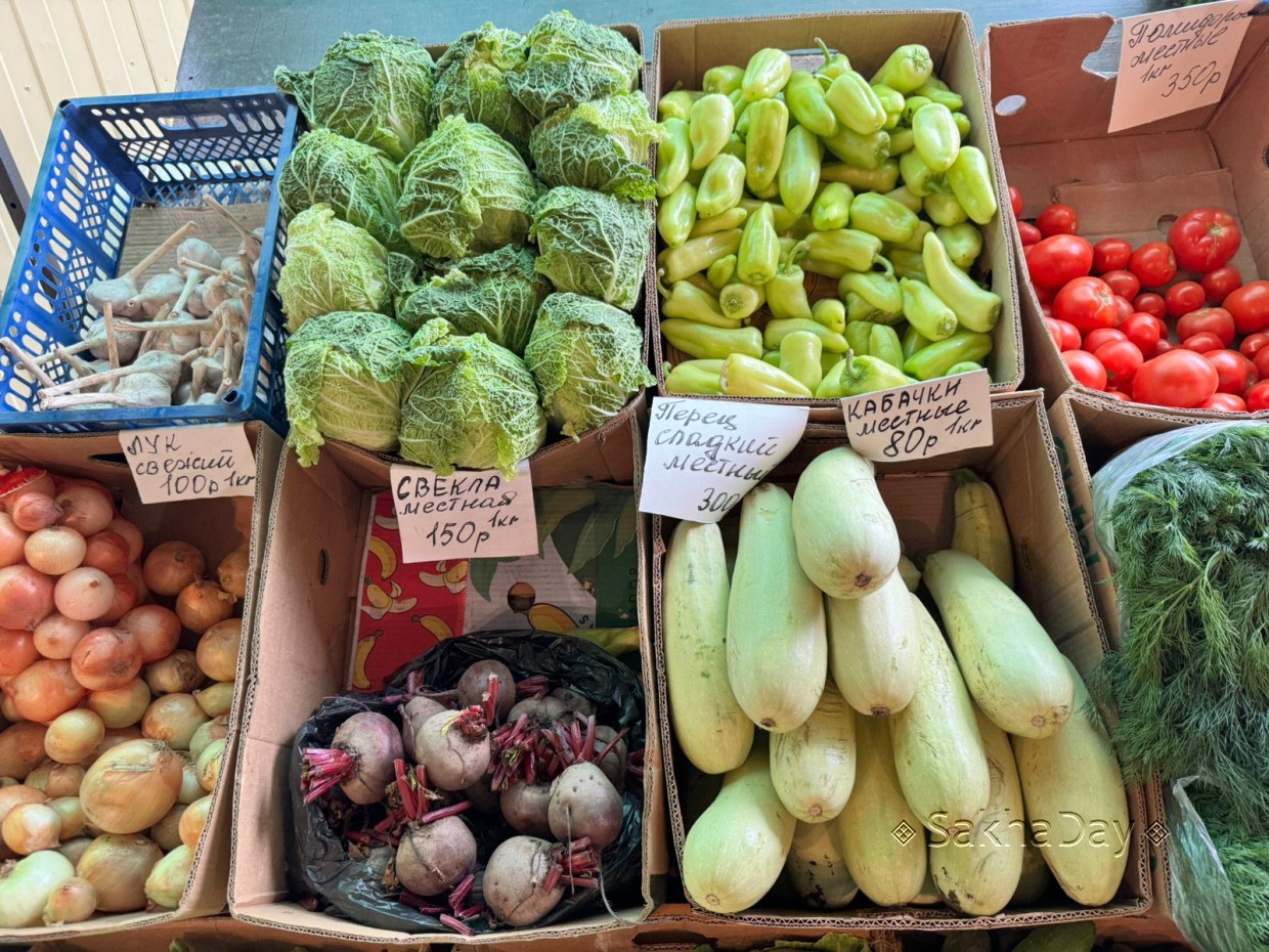 Сколько стоят овощи на рынке Якутска? Картофель по 250 рублей, помидоры по 350 рублей за кг