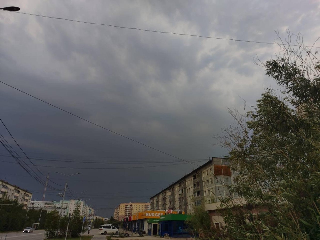 Метеорологи объяснили причину продолжительных гроз и шквалистого ветра в Якутске 14 июля
