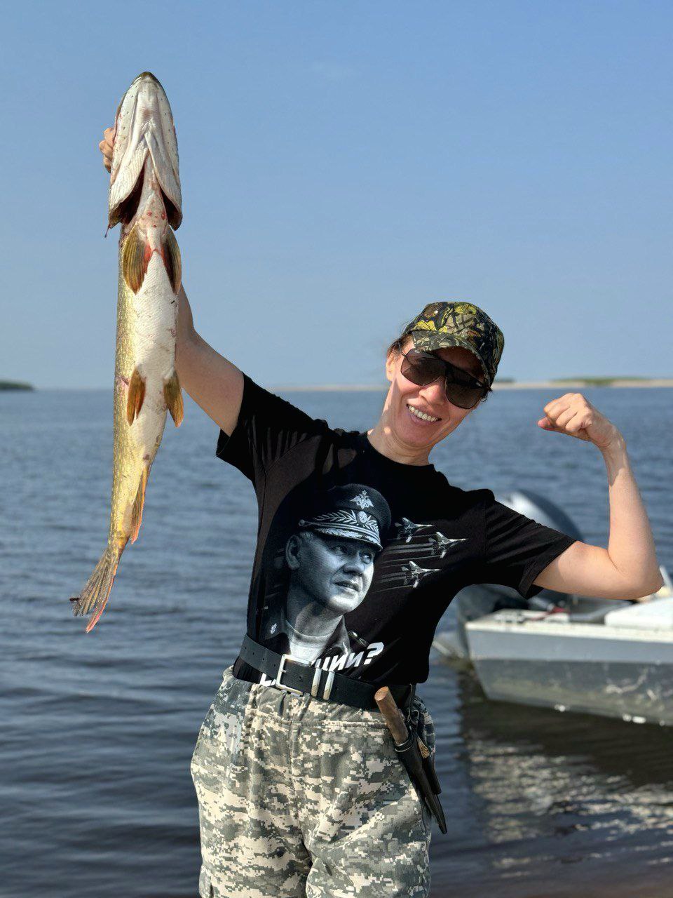Фотофакт: Сестра главы Якутии опубликовала фото в футболке с Шойгу