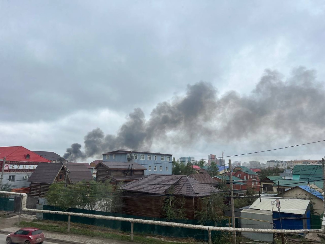 Пожар на Пекарского в Якутске: сгорел гараж с автомобилем