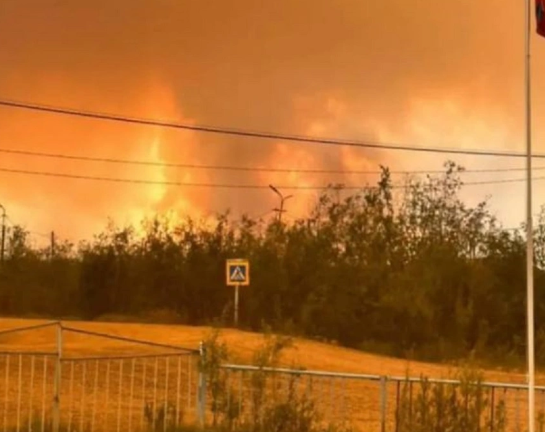 В Якутии лесной пожар бушует в 4 км от райцентра Абыйского улуса