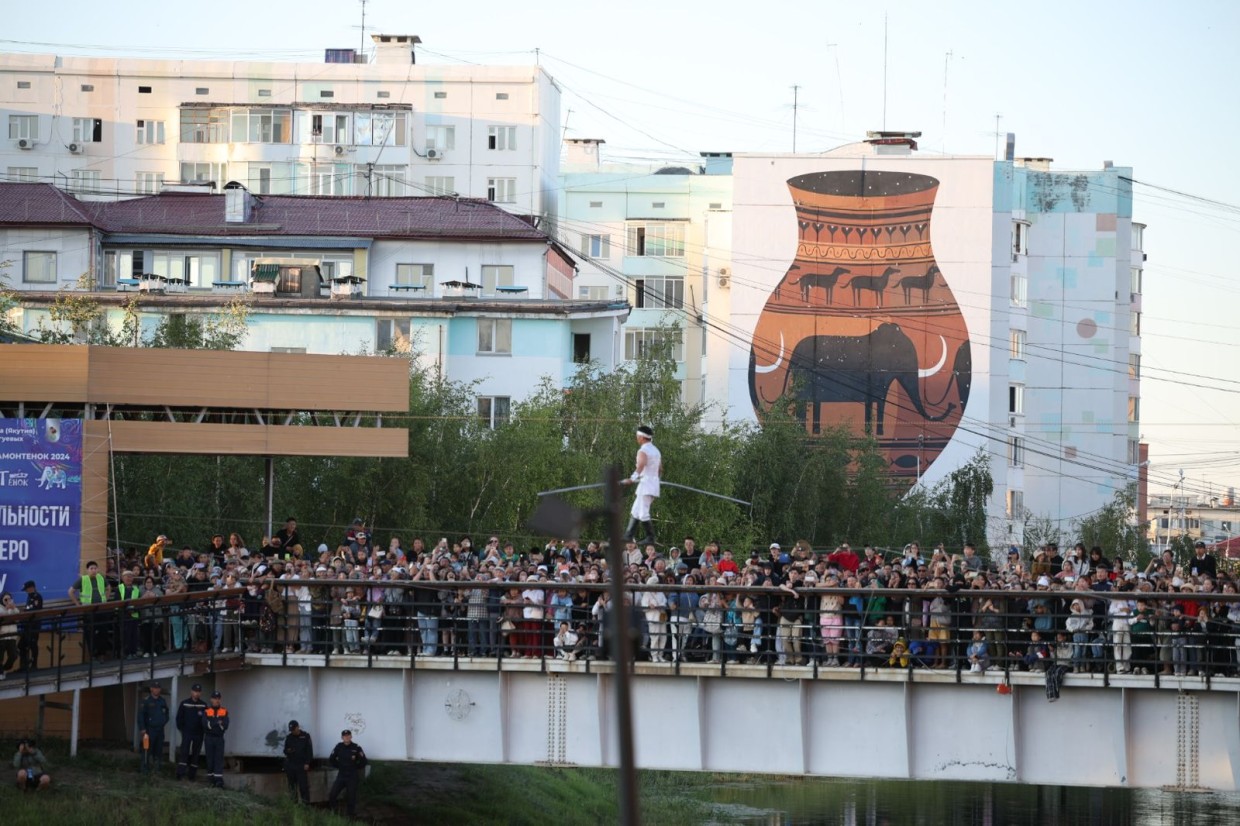 В Якутске артист цирка перешел через Талое озеро по канату (видео)
