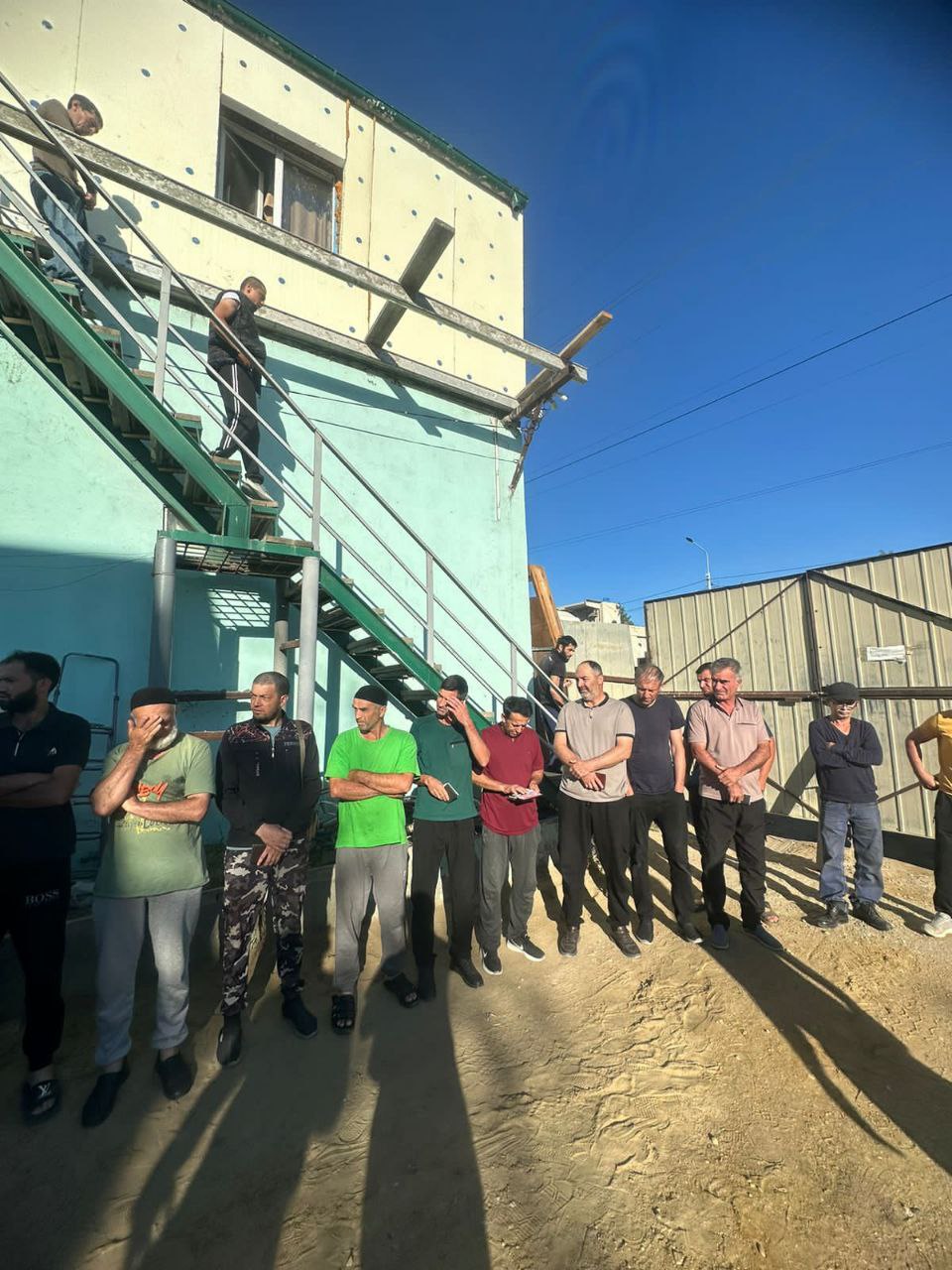 В Якутске по сообщению бдительных жителей полиция проверила здание, где проживают мигранты