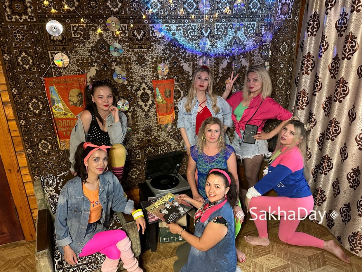 В Якутске прошла вечеринка друзей в стиле 1990-ых