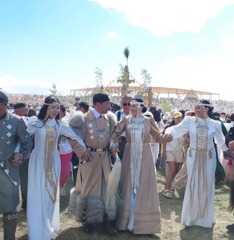 Местный бренд о нарядах дочерей Ил Дархана: Две сестры - два образа