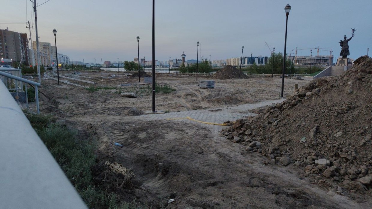 «Где-то здесь есть цветы». Мэрия Якутска потратила 5,5 миллиона на посадку цветов, но их нет в сквере Матери