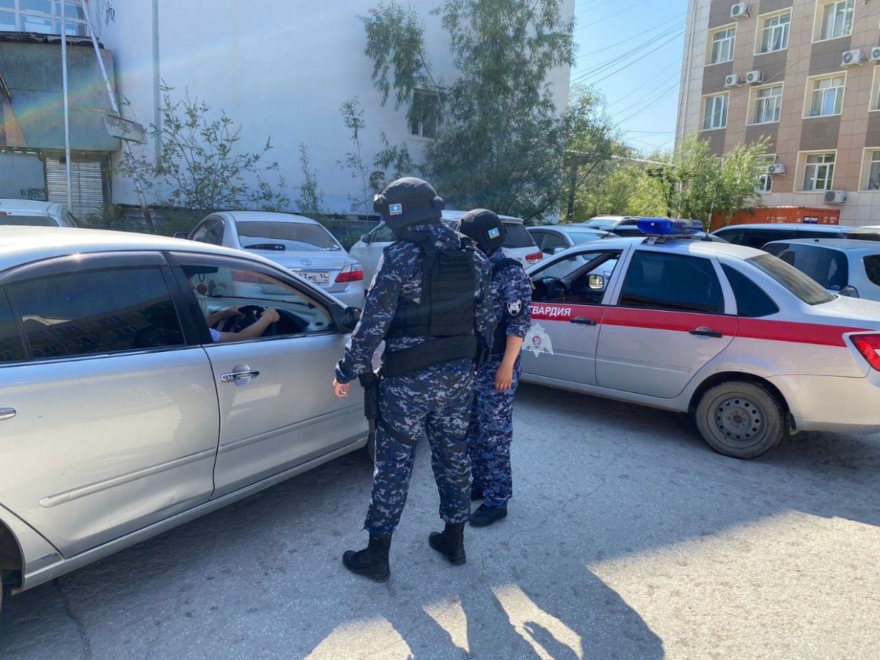 Росгвардейцы задержали подозреваемых в совершении угона автомашины