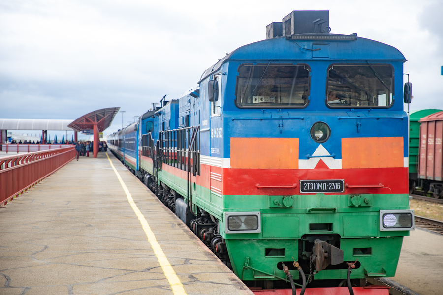 Стань частью команды АО «АК «ЖДЯ»:  имеются свободные вакансии машиниста и помощника машиниста тепловоза