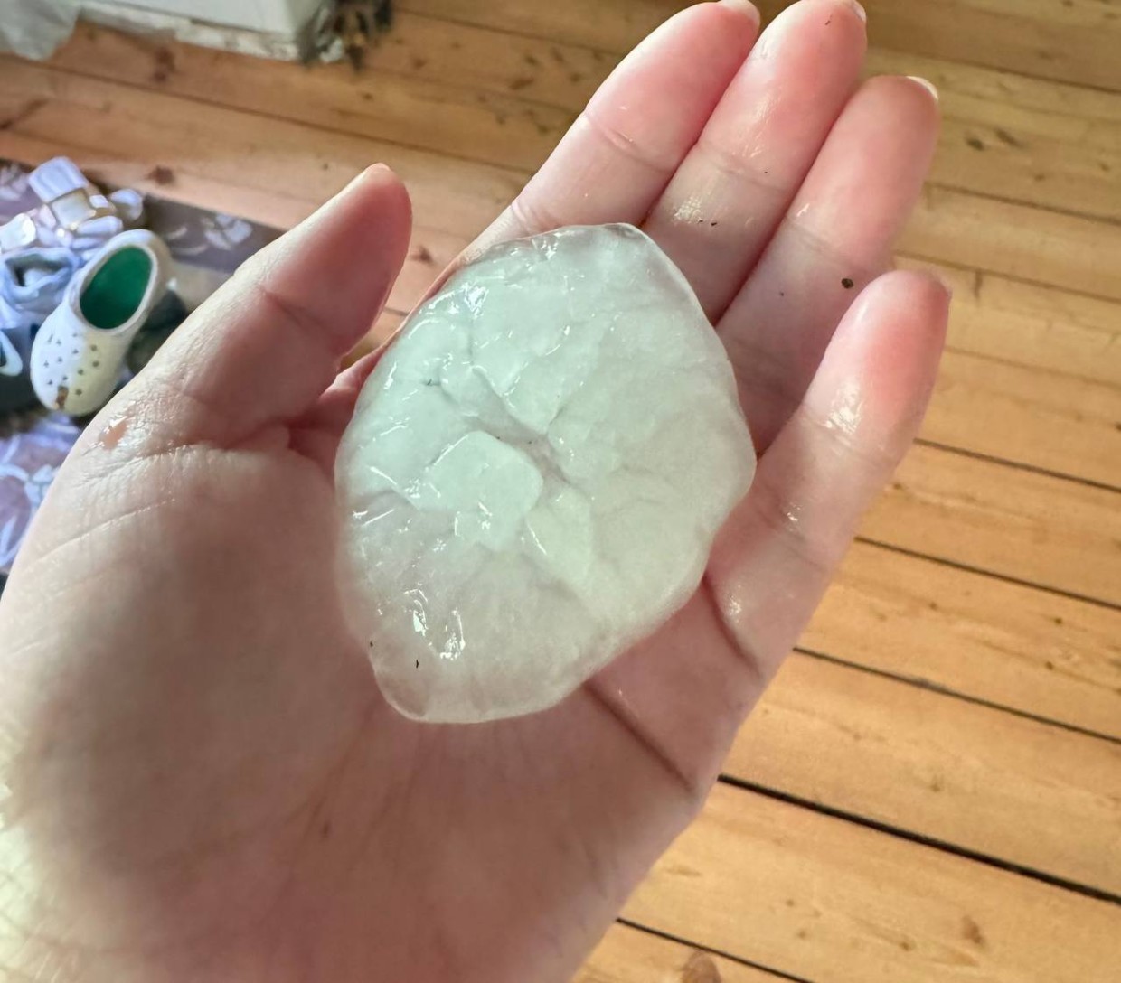 В Нюрбинском районе выпал град размером с куриное яйцо. Повреждены автомобили, сорваны крыши домов