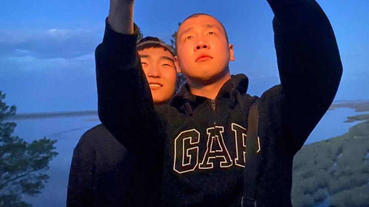 Родственники разыскивают двух молодых людей, уехавших на подработку в Алданский район. Работодатель заявляет, что с ними все в порядке