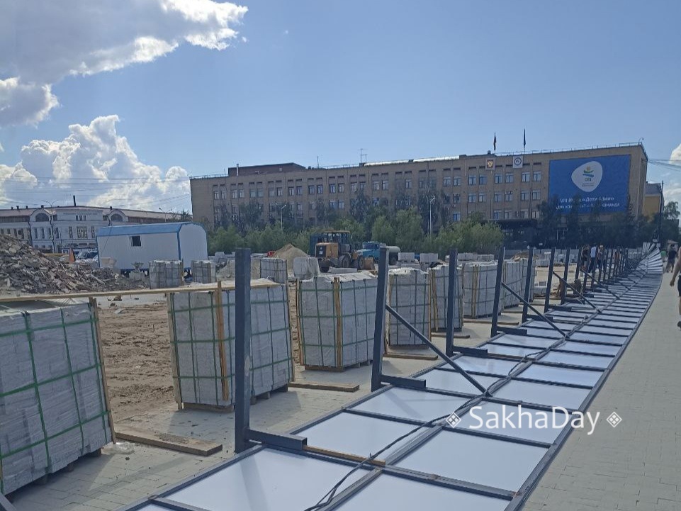 В Якутске забор на площади Ленина рухнул на женщину