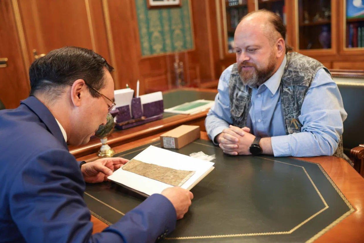 Айсену Николаеву показали серебряную монету, берестяные грамоты и коллекцию китайского фарфора