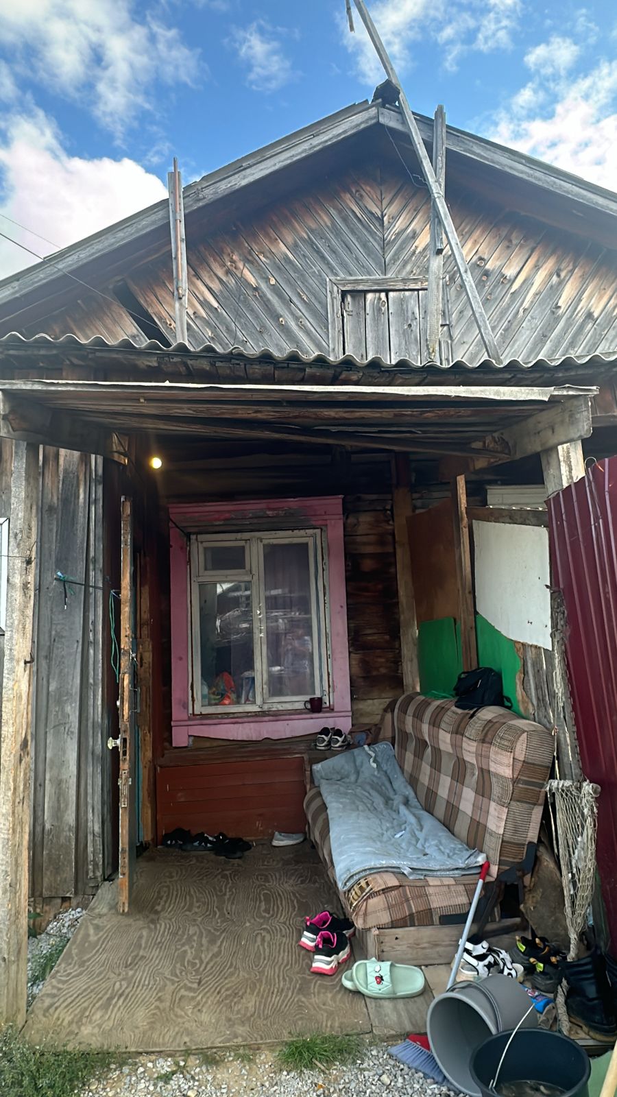 В Якутске многодетная семья военнослужащего живет в разваливающемся доме