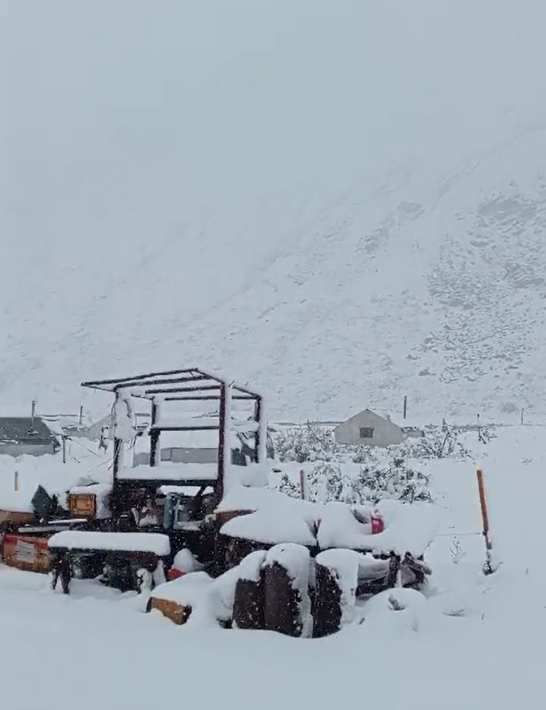 В Якутии выпал снег в селе Сасыр Момского улуса