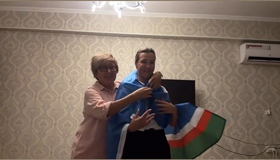 Марафонке Сардане Трофимовой перед вылетом в Париж мама передала флаг Якутии