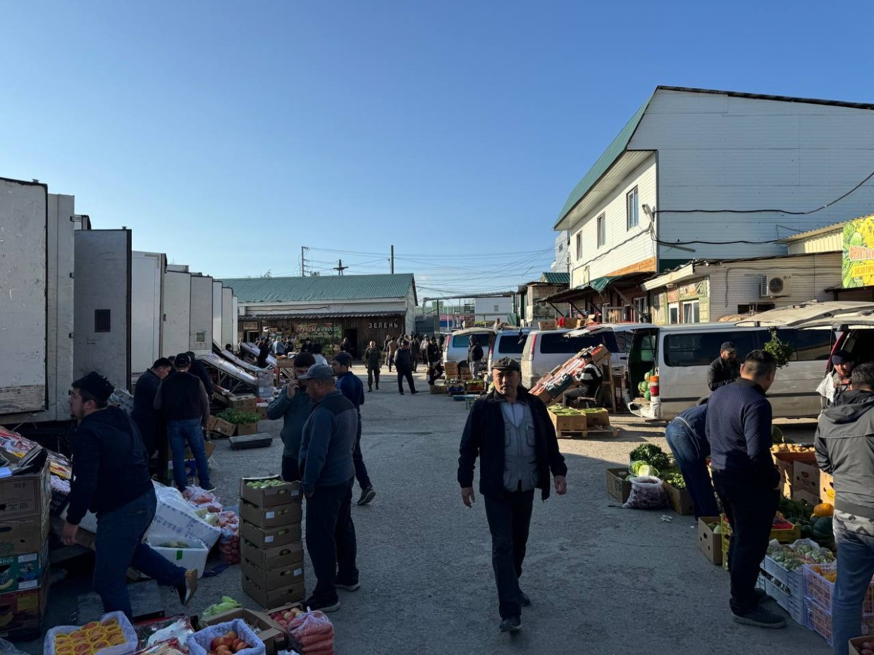 В Якутске полиция проверила торговые ряды на улице Труда и не нашла нарушителей