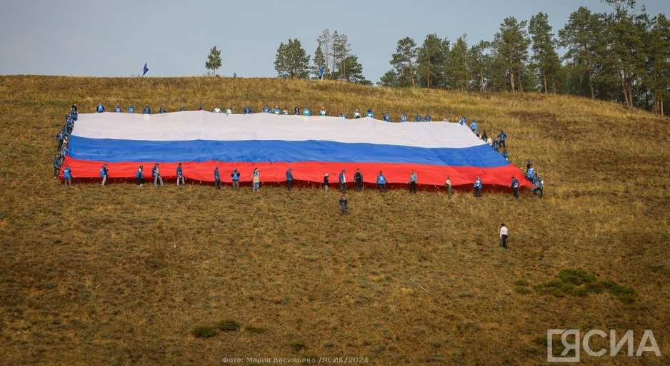 В Якутии развернули самый большой триколор на Дальнем Востоке