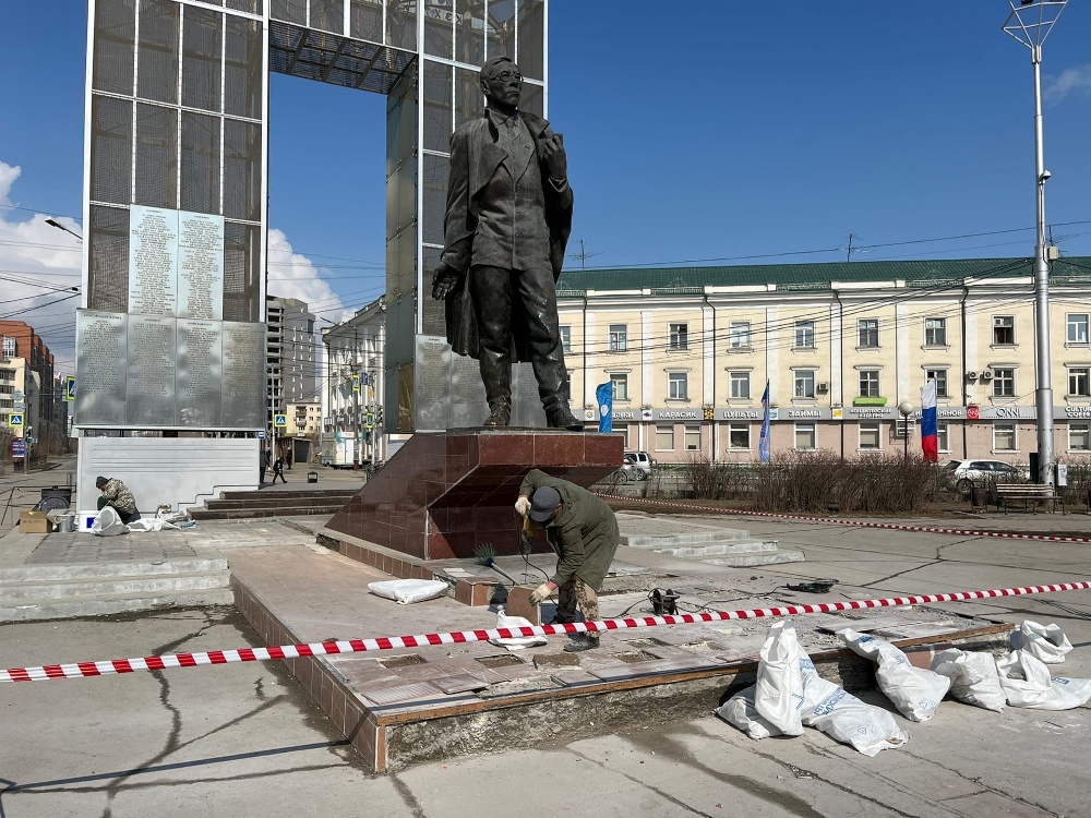 В Якутском горсуде судят рядового специалиста по делу о мнимом ремонте памятника Ойунскому