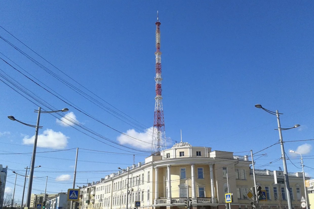 Автомобилистам Якутска посоветовали парковаться подальше от телебашни. Ее начали красить