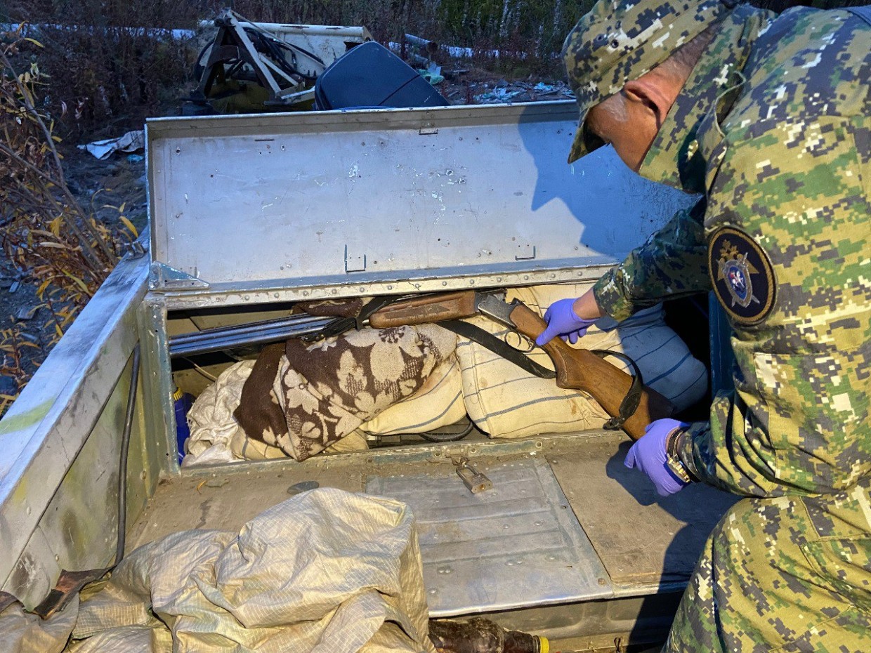 СК завершил расследование убийства двух человек в Среднеколымском улусе. Обвиняемый выстрелил в них из ружья, а потом утопил